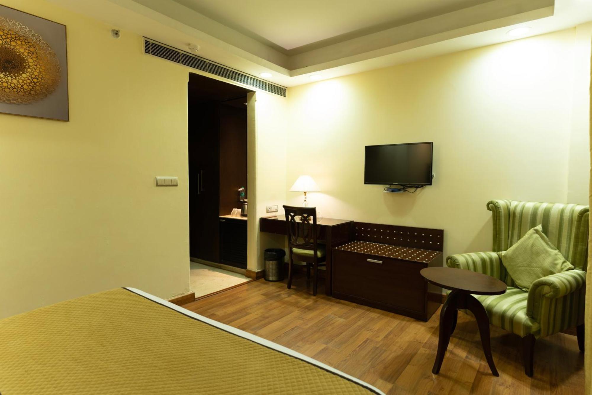 The Grand Orion - Kailash Colony New Delhi Bagian luar foto