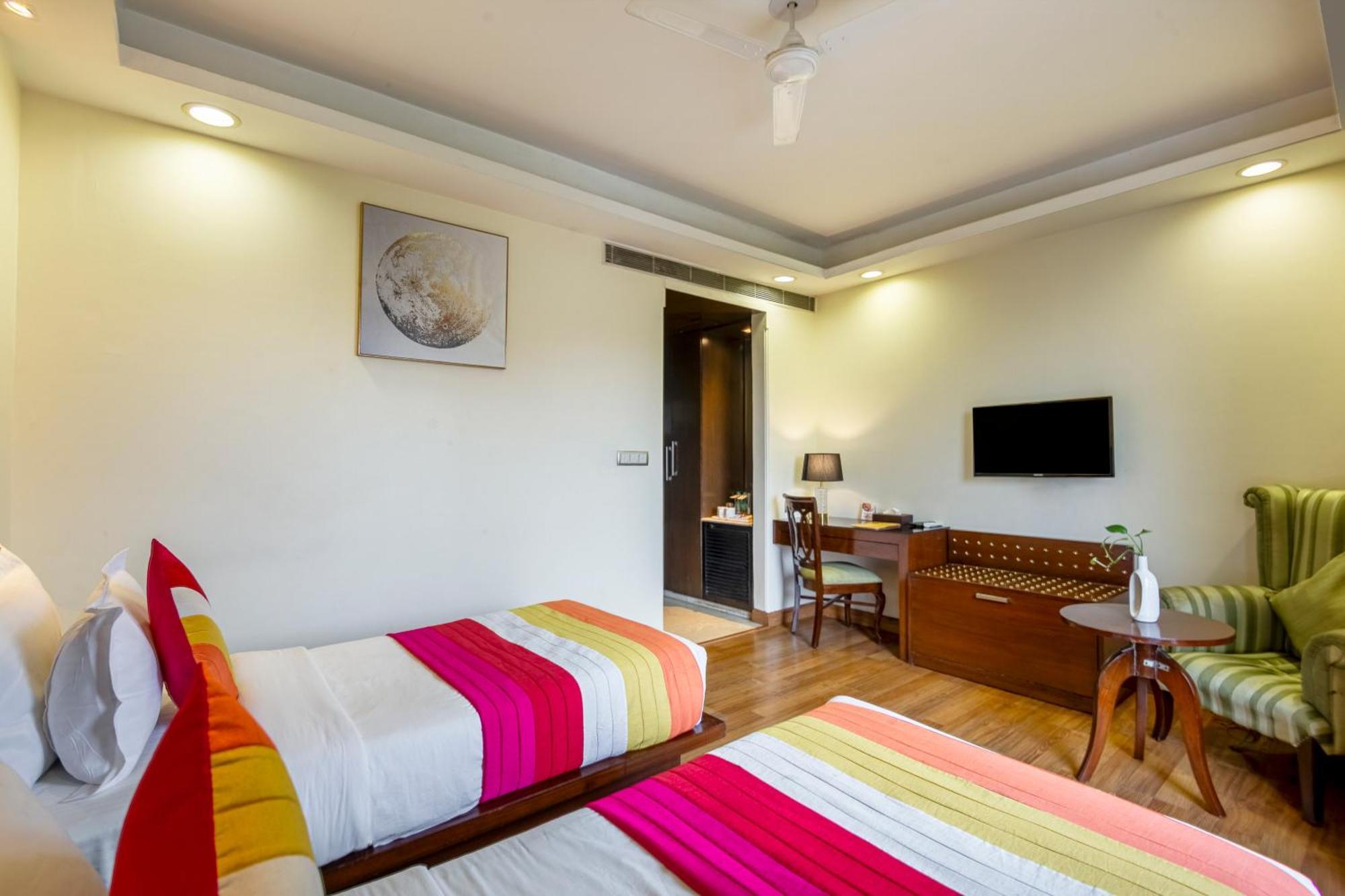 The Grand Orion - Kailash Colony New Delhi Bagian luar foto